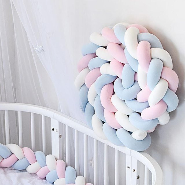 Handgefertigter Bettschutz Gala Design aus weichem Plüsch und Baumwolle als geflochtenes Knotenkissen für das Babybett in Multicolour - Bild 1