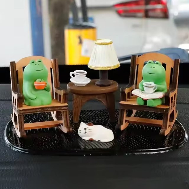 SUITU ZAKKA Froschfigur auf Schaukelstuhl in Grün als Miniatur-Dekoornament - Bild 1