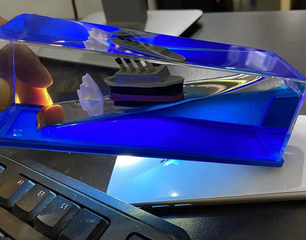 Maritimes Titanic Kreuzfahrtschiff in der Driftflasche als Desktop-Ornament aus Kunstharz in Blau und Schwarz - Bild 3
