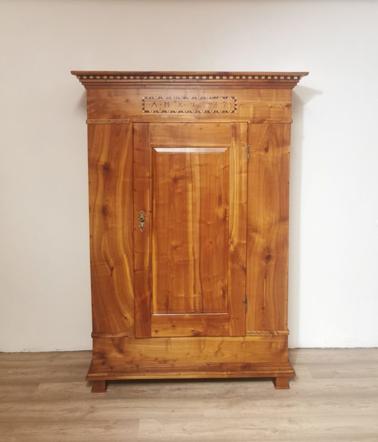 Antiker Biedermeier Schrank aus massivem Kirschbaum, braun, H: 195 cm, B: 135 cm, T: 58 cm - Bild 1