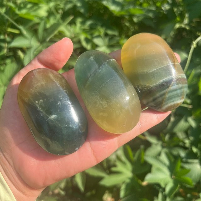 CrystalHola Regenbogen-Mango-Fluorit-Kristall als natürlicher Palmstein in Mehrfarbig gestreift - Bild 1