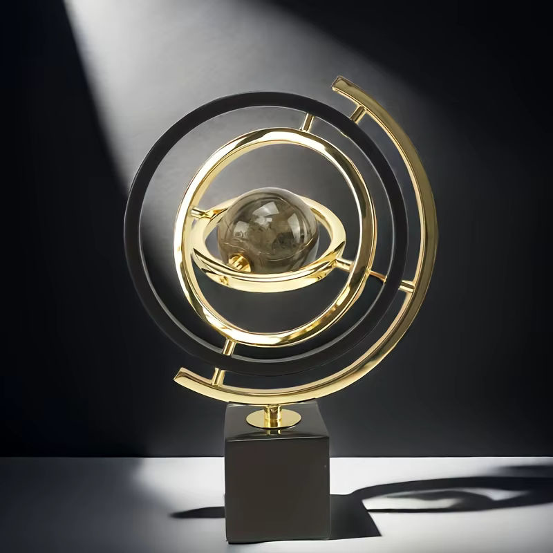 Moderne abstrakte Globus-Skulptur aus Metall in Schwarz und Gold mit rechteckiger Basis zur Dekoration für dein Zuhause oder Büro - Bild 3