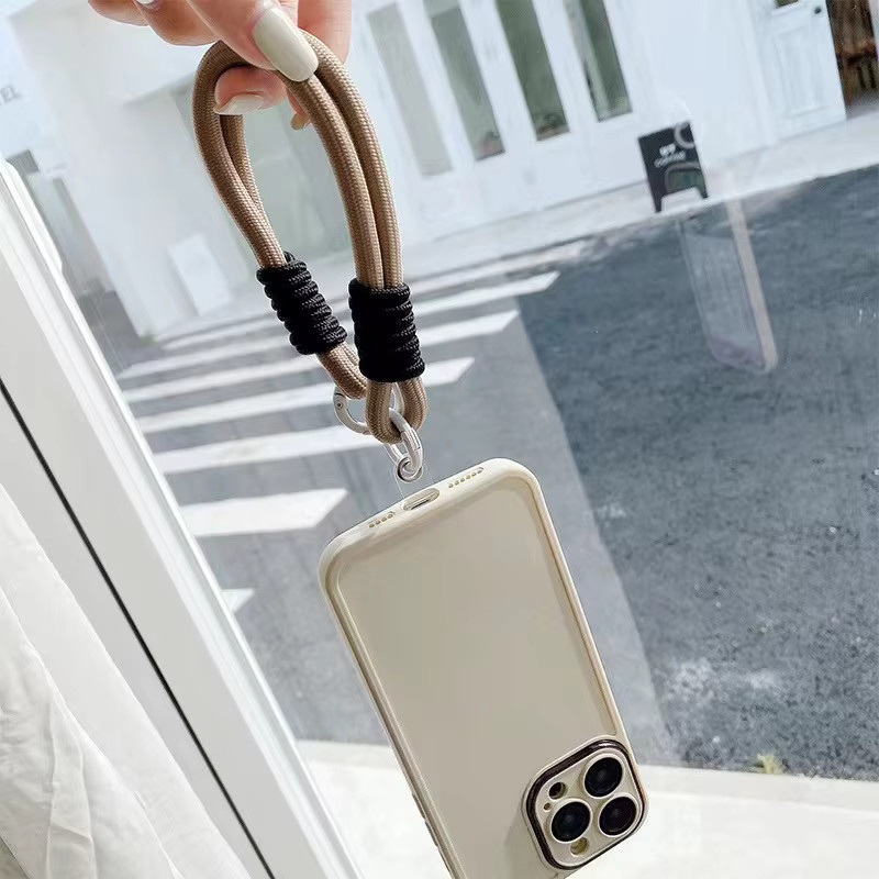Pastellfarbenes Telefon-Lanyard mit Handschlaufe und Doppeldecker-Charm als Anti-Verlust-Kette für dein iPhone 17 Pro Max in Gelb - Bild 3