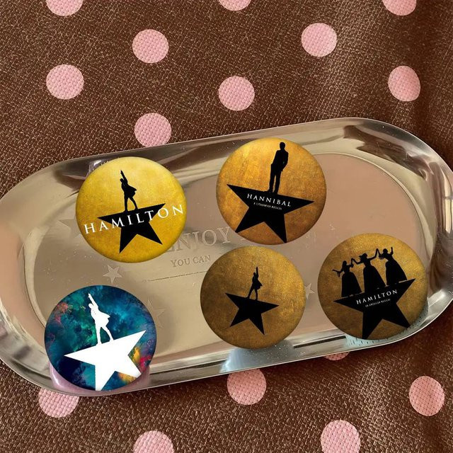 Brosche American Musical Hamilton Anime Cartoon-Stil, Emaille-Pin - Bild 1