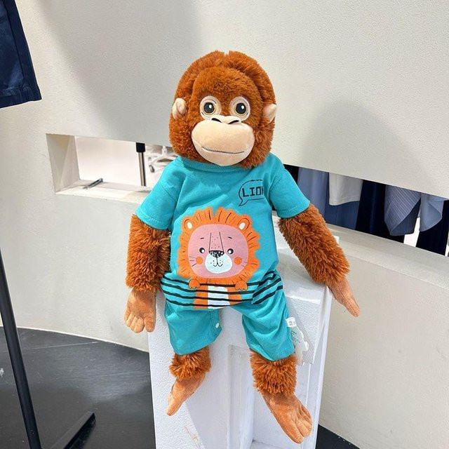 Binchi Fitness Roter Affe Gorilla Plüschtier mit Kleidung, 60cm, ab 14 Jahre - Bild 1