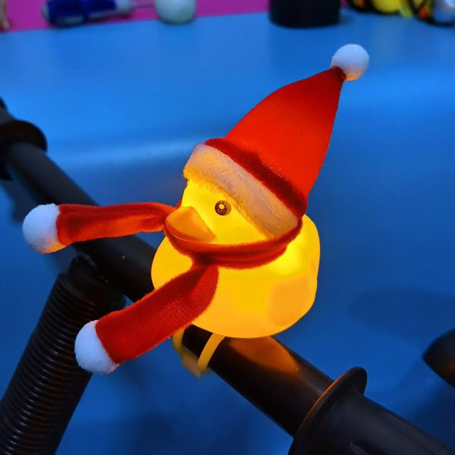 Neoglint Weihnachtliche Gelbe Ente mit Hut und Schal als Auto-Armaturenbrett-Dekoration in Rot und Gelb - Bild 1