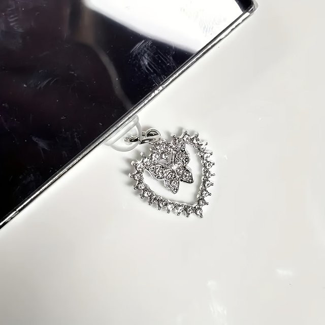 Schmetterling Herz Telefon Staubstecker in Silber als Staubschutz und Anhänger für iPhone und USB-C Geräte - Bild 1