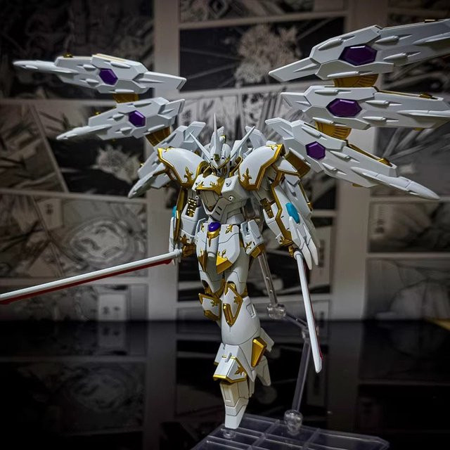 Bandai HG 1/144 Seed Freedom Black Knight Squad Bausatz mit leuchtenden Flügeln in Schwarz - Bild 1
