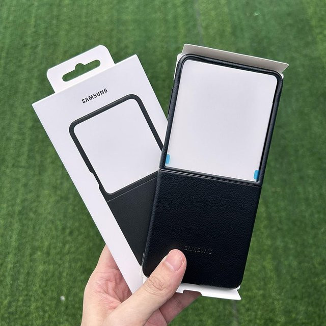 Samsung Galaxy Z Flip7 Kindsuit Schutzhülle aus Veganleder in Schwarz - Bild 1