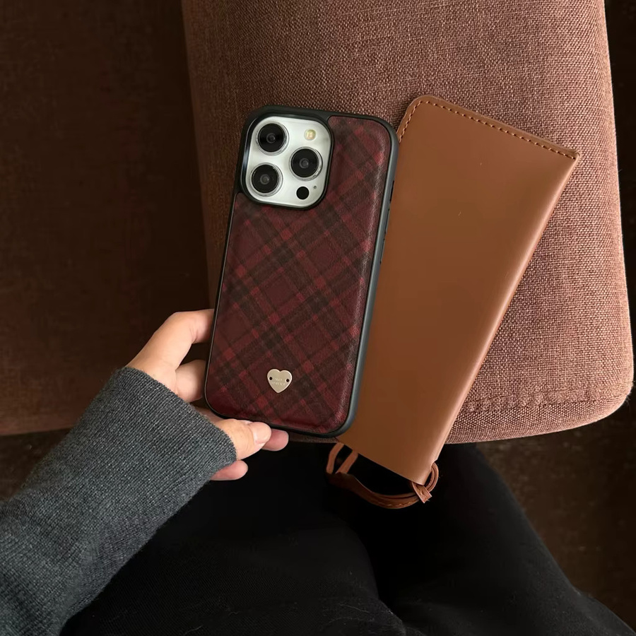 Handyhülle mit Retro-Gittermuster und Herz-Design in Dunkelrot für iPhone 12, 13, 14, 15 und 16 Pro Max - Bild 2