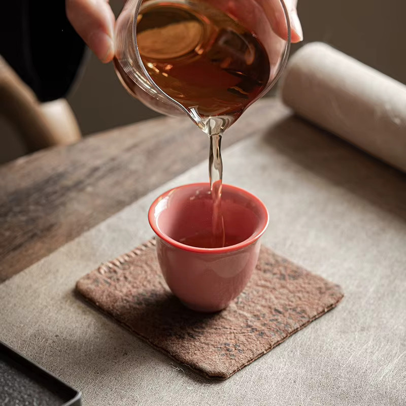 Handgefertigte chinesische Keramik-Teetasse für Gongfu-Tee in Rosa, Grün und Seladon auf rotem Ton - Bild 4