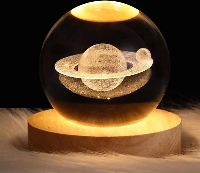 Yiran bag 3D Saturn Kristallkugel mit Lasergravur und Holzsockel, transparente Glaskugel Galaxie Astronomie - Bild 1