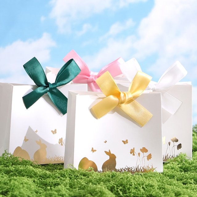10 Mini-Osterhasen-Geschenkboxen aus Papier mit Goldfolien-Hasen- und Ei-Designs sowie Schleifenbändern in Gold, Weiß und Pink - Bild 1