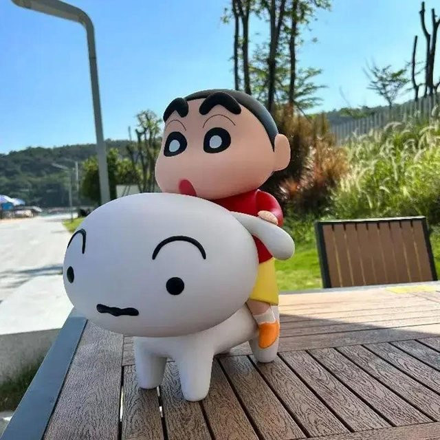 Fashnics Crayon Shin-Chan Actionfigur Reitet Nohara Shiro 8cm - Bild 1