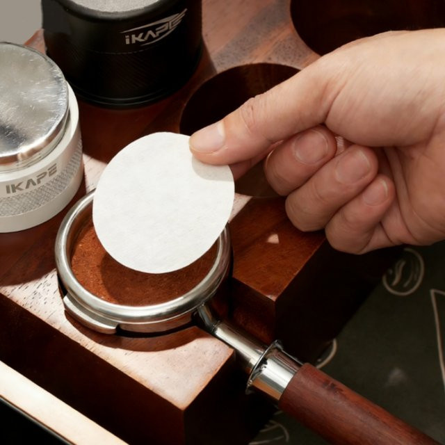 IKAPE Kaffee-Puck-Siebfilter Set mit Metall-Aufbewahrungsbox, 200 Stück, universell passend für Siebträgerkörbe, rund, Weiß - Bild 1