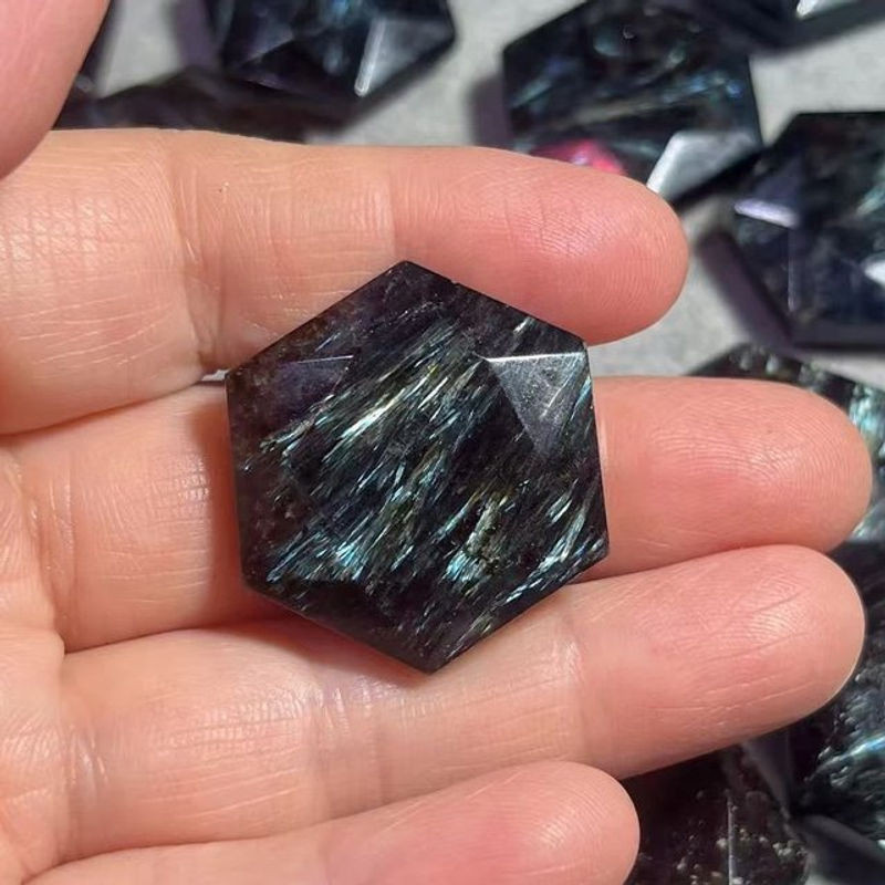 TAIHESJ Natürlicher Amphibole Kristall in Schwarz und Blau als geometrisches Flugzeug-Ornament zur Energiegewinnung - Bild 1