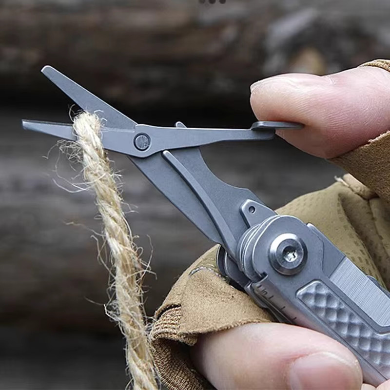 SWISS TECH 11-in-1 Multitool-Messer in Silber, klappbares Mini-EDC-Werkzeug mit Schere und Säge für Outdoor und Überlebensausrüstung - Bild 5