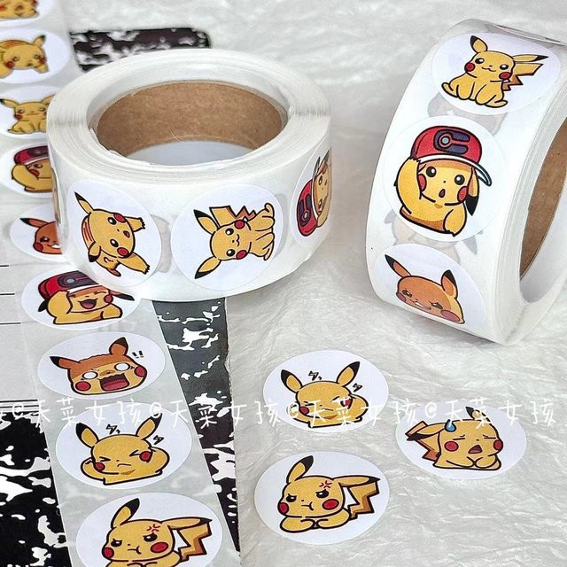 500 Stück Pokemon Pikachu und Charizard Aufkleber von Takara Tomy, runde Kawaii Anime Sticker in Multicolour für Graffiti und Gepäck - Bild 1