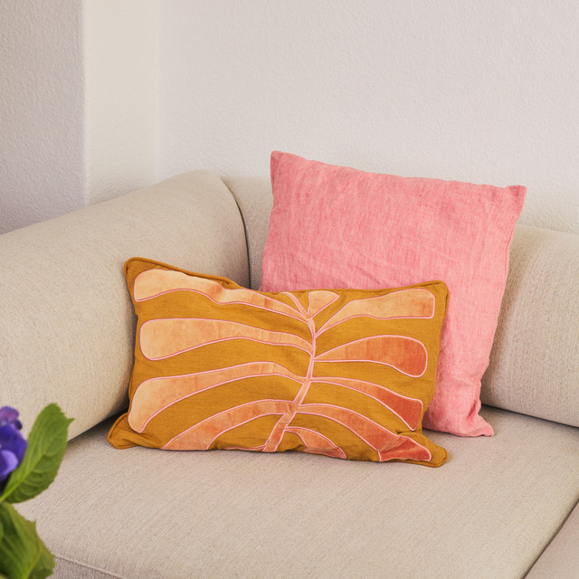 Blume2000 Zierkissen mit floralem Blattmuster in Pink und Braun aus Baumwolle, Breite: 55 cm, Höhe: 55 cm - Bild 1