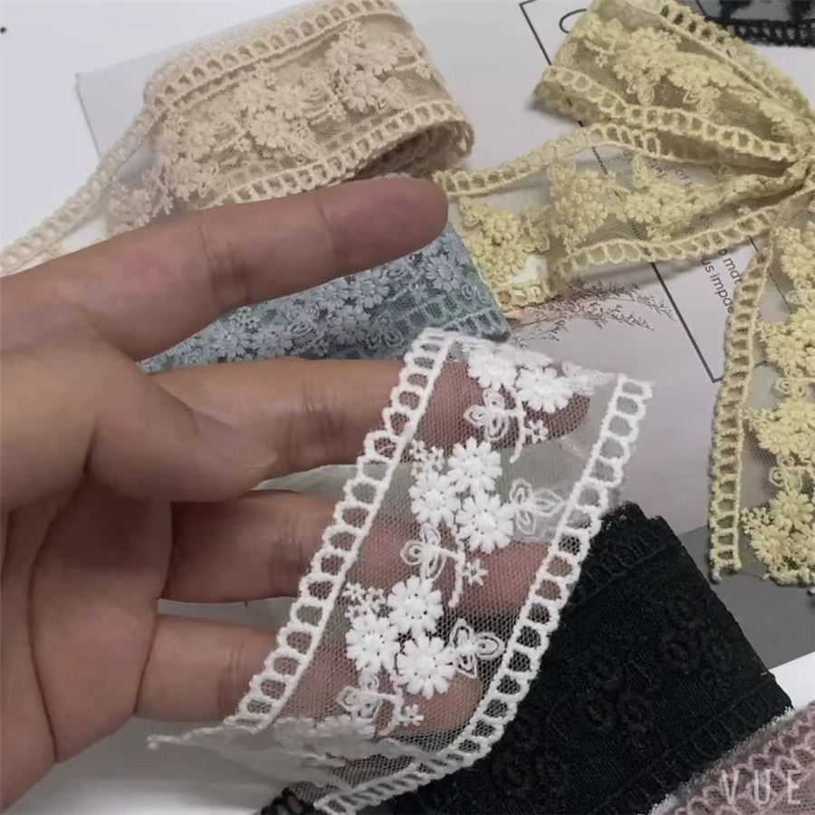 Pinkes Spitzenband mit Blumenstickerei für Bastelarbeiten und DIY-Projekte, Breite: 4 cm, Länge: 1 m - Bild 2