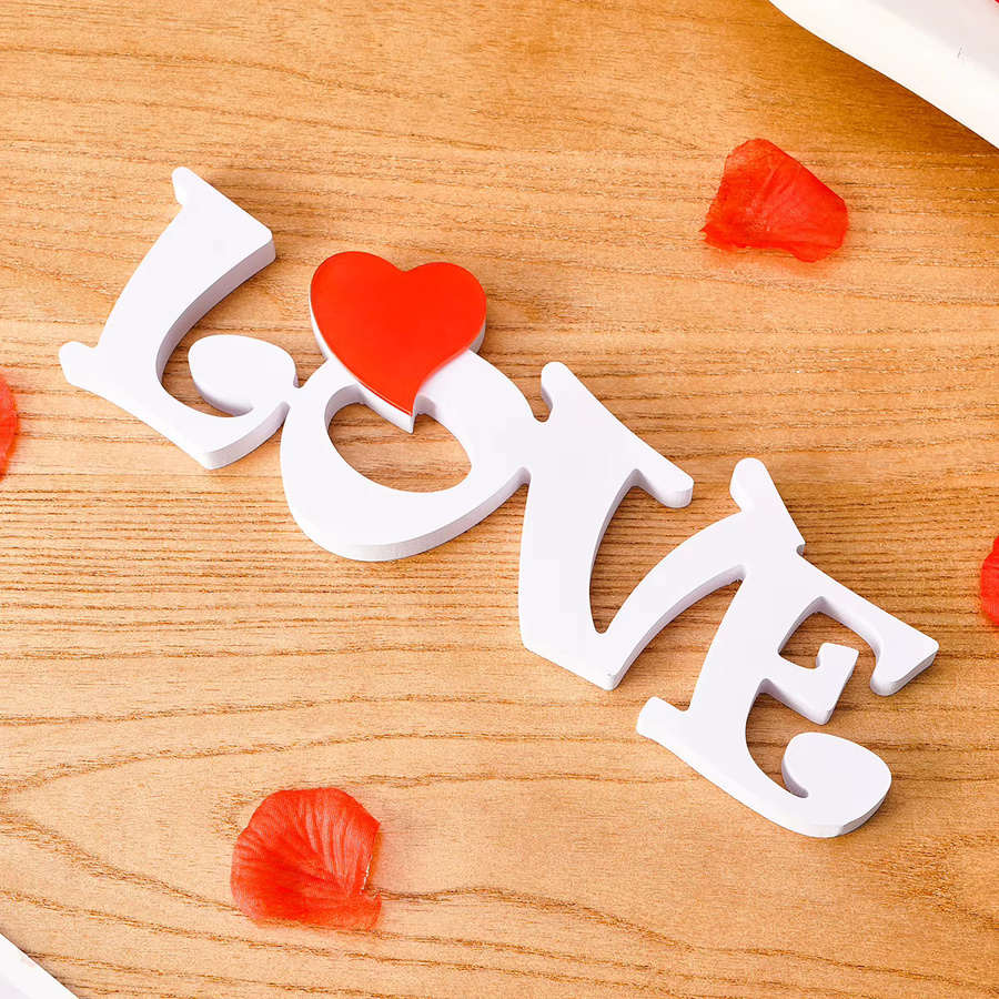 Dekorative Valentinstag-Tischdekoration mit Snowboard-Schriftzug LOVE und rotem Herz in Rot und Weiß - Bild 2
