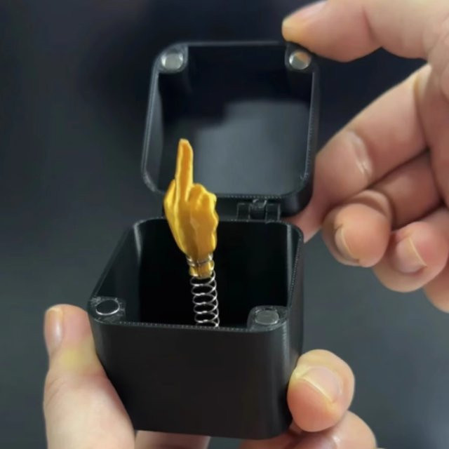 CreativeFunny Dekorative Mittelfinger Box als lustiges 3D-Druck Geschenk aus Kunststoff für Tischdekoration - Bild 1