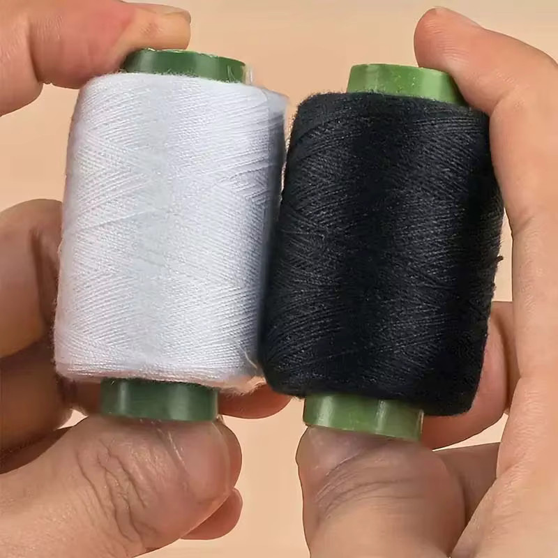 Nähset mit langlebigem Nähgarn in Schwarz und Weiß sowie verschiedenen Nähnadeln für Stickerei, Ausbesserungen und Bastelarbeiten - Bild 2