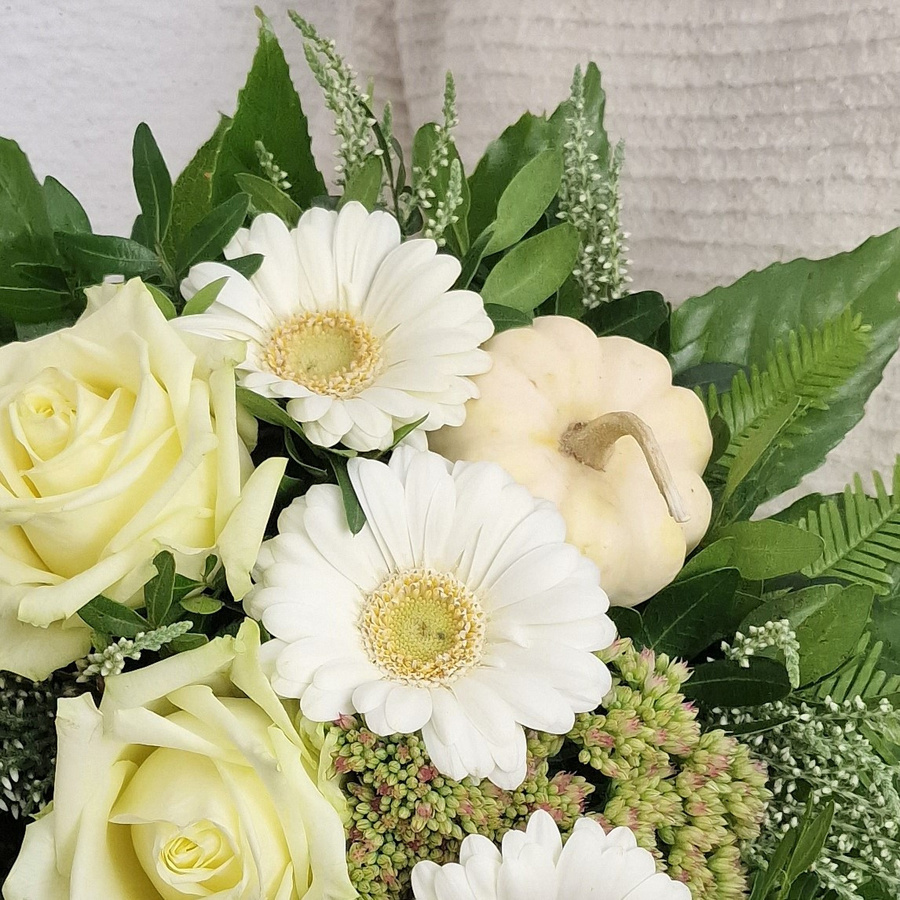 Weißer Juwel Blumenstrauß weiß Gerbera Rose Greenery - Bild 2