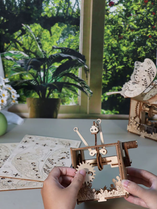 Handgefertigtes 3D-Holzpuzzle von Music Park als Schmetterling-Spieluhr mit You Are My Sunshine Motiv in Beige - Bild 5