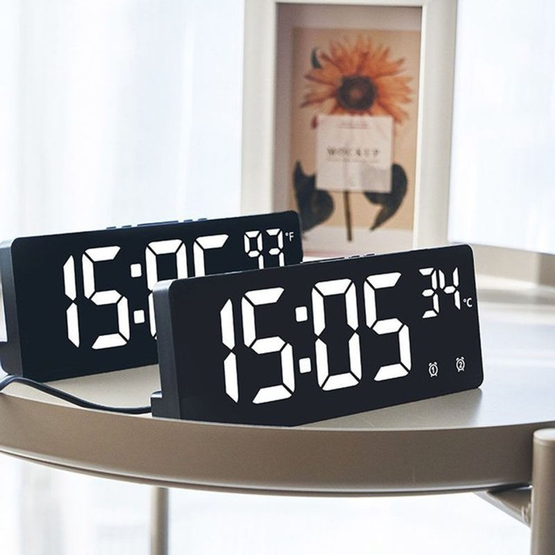 Digitale LED Alarmuhr mit Temperaturanzeige und Kalender, Rechteckiges Display in Schwarz oder Rot, Minimalistisches Design aus Kunststoff für deine Wohnkultur - Bild 1