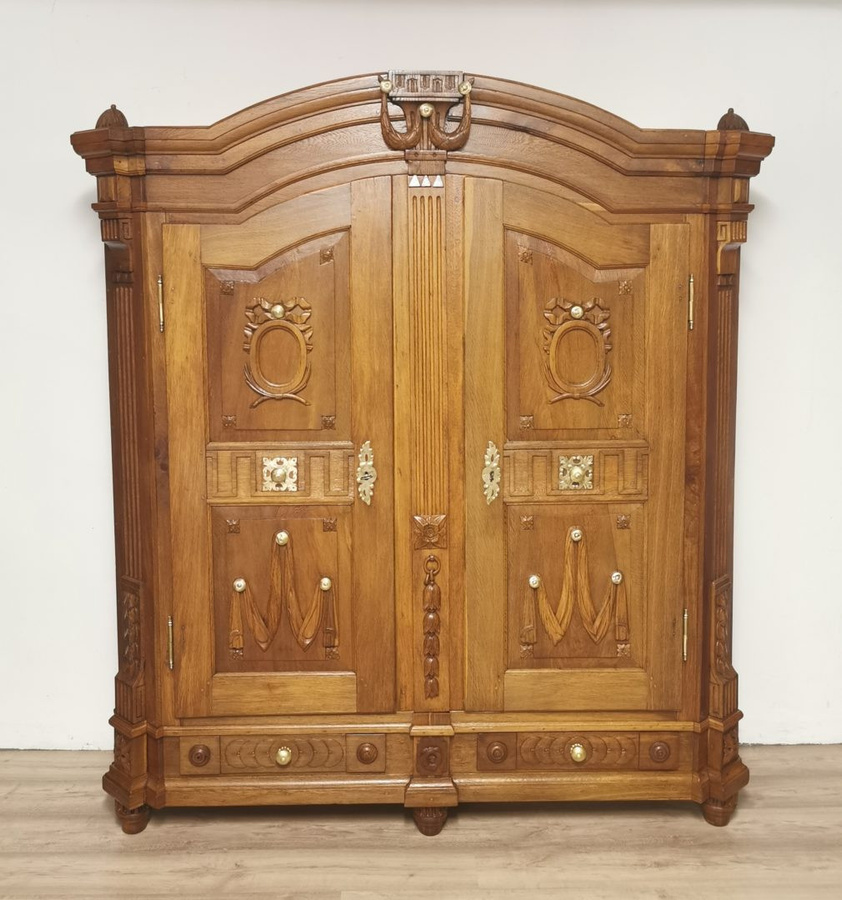 Antik-Schrank Louis Seize aus Eiche mit Schnitzereien und Schubladen, Braun, Höhe: 212 cm, Breite: 58 cm, Tiefe: 195 cm - Bild 1