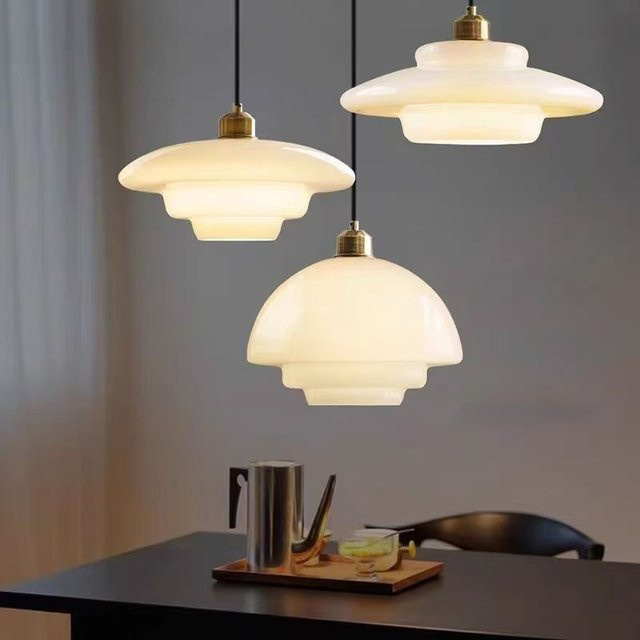 CETANT Vintage Glas Kronleuchter in Milchweiß mit Gold/Messing-Details, E27 Fassung für LED-Leuchtmittel, Pendelleuchte für Wohnzimmer, Küche und Esszimmer - Bild 1