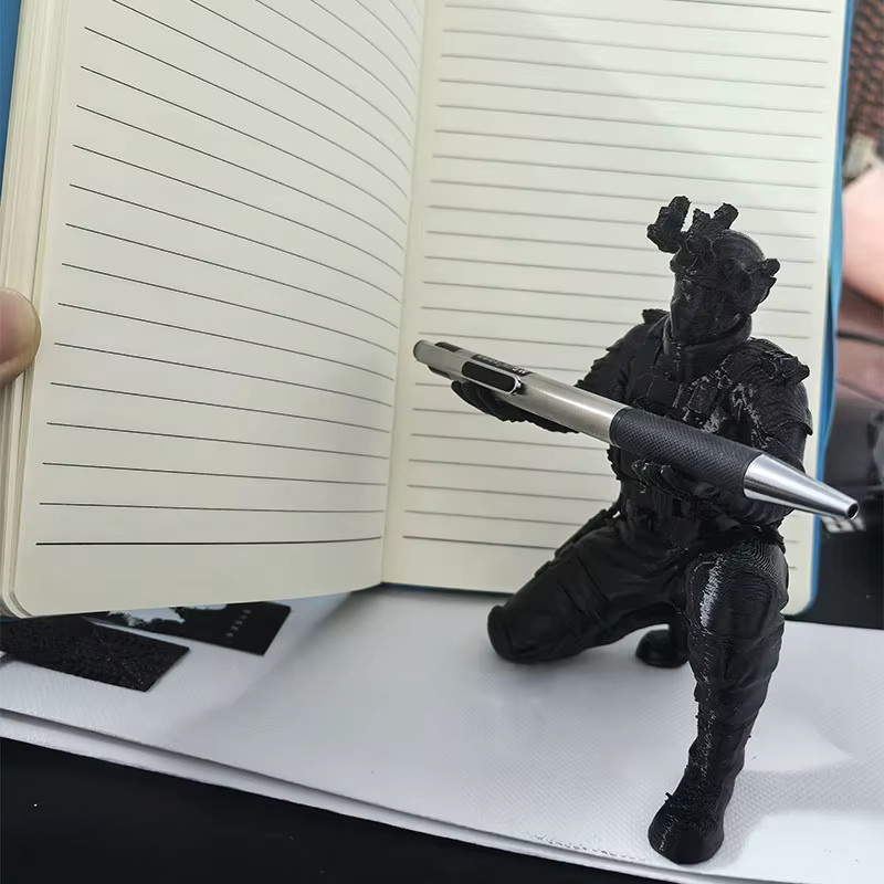 Schwarzer Taktischer Soldatenfigur Kalligrafie-Pinselhalter aus Harz als kreative Schreibtischdekoration und Stifthalter - Bild 1