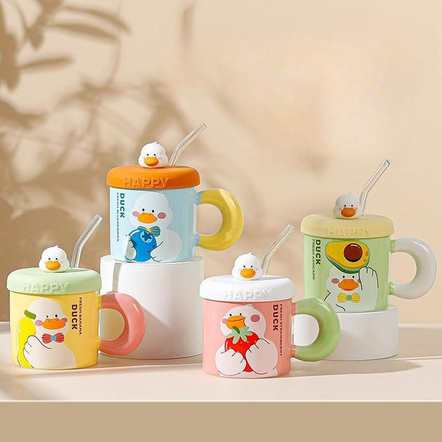 Keramikbecher mit Deckel und Strohhalm von Yiran Furniture in Beige mit Enten-Design, 380 ml - Bild 1