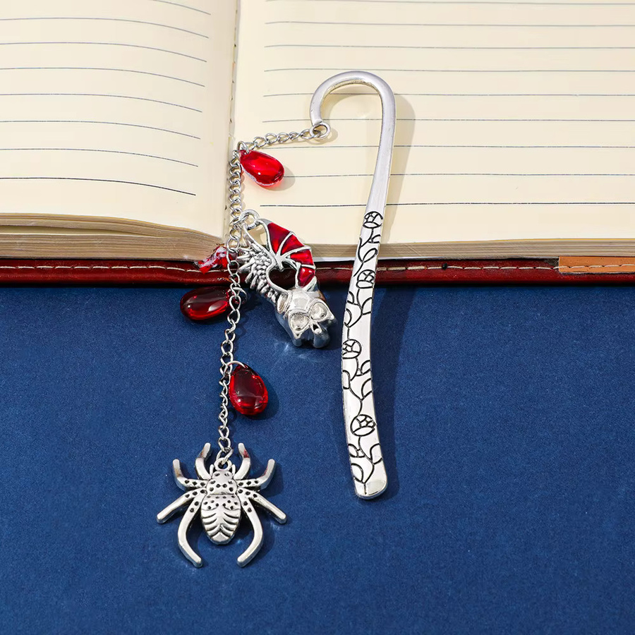 Gotisches Metall-Lesezeichen mit rotem Kristall-Totenkopf, Spinnen und Skelett-Anhänger in Silber und Rot für Dark Academia Liebhaber - Bild 3