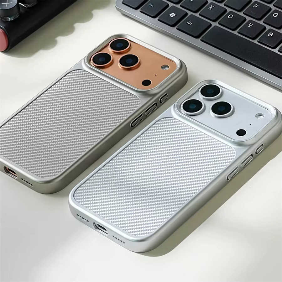 YUEDESHENG Magnetische Schutzhülle im Carbon-Faser-Design für iPhone 17, 16 und 15 Pro Max, Farbe: Silber, Kompatibel mit MagSafe - Bild 2