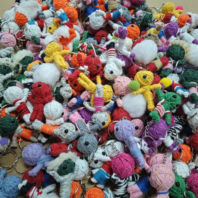 Voodoo-Puppe Schlüsselanhänger, 100 Stück, Mini-Strickmuster, Outdoor-Spielzeug - Bild 1