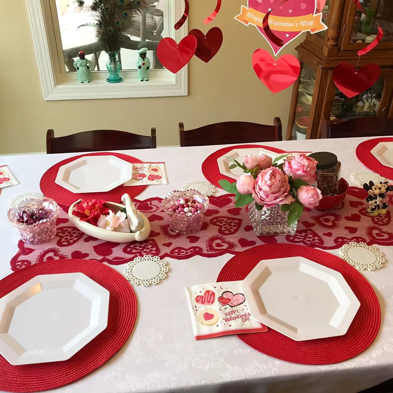 ZQNYCY Tischläufer mit Herz-Spitzenmuster in Rot für Valentinstag, Hochzeit und Partys - Bild 3