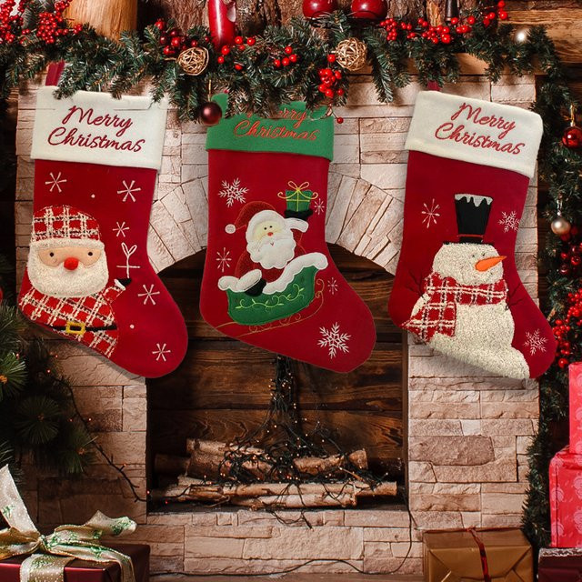 Niedrige Cartoon-Weihnachtsstrümpfe aus Textil mit Weihnachtsmann, Schneemann und Rentier-Motiven in Rot als hängende Weihnachtsdekoration - Bild 1