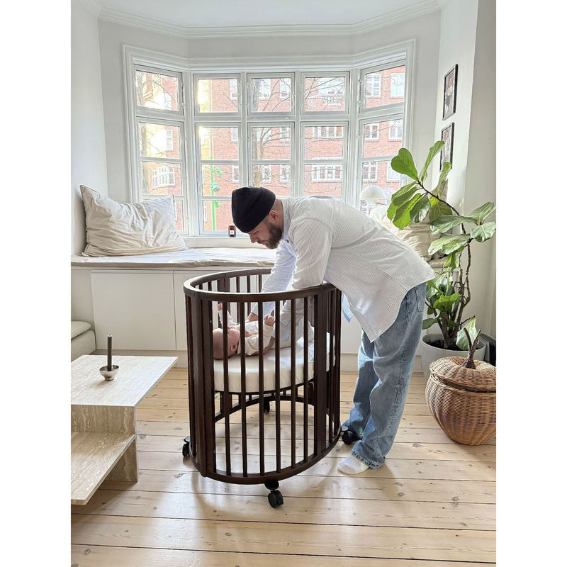 Stokke Sleepi Mini Bundle inkl. Matratze und Spannbetttuch in Braun aus Buchenholz, B/T: 59 x 76,4 cm - Bild 2