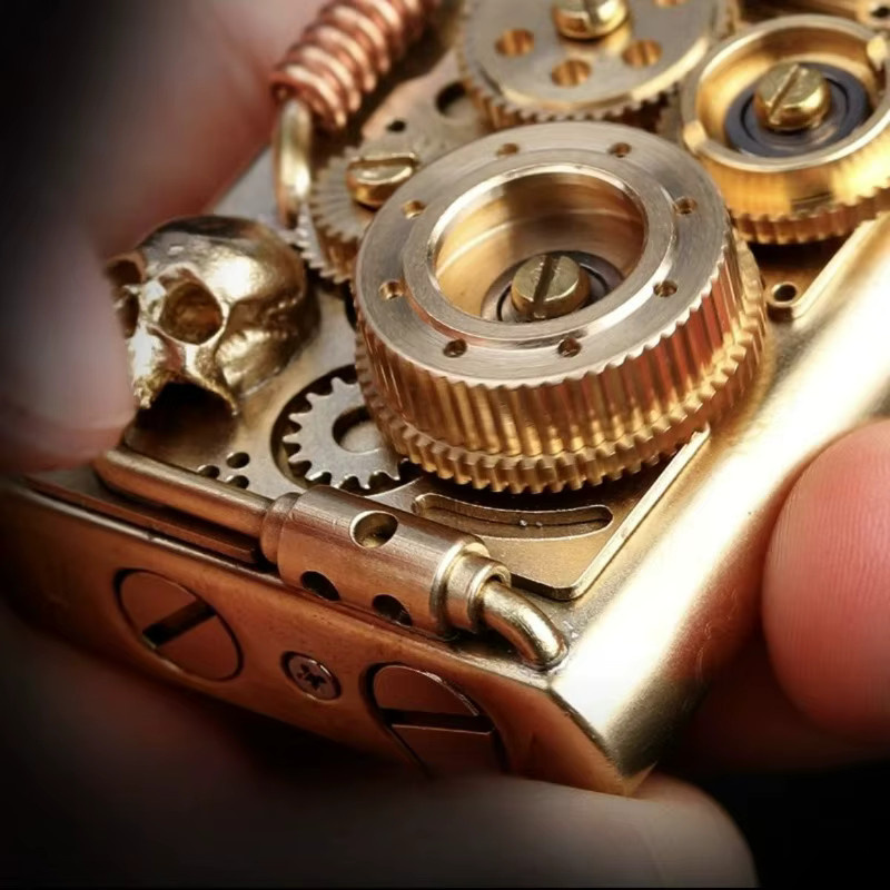 Zorro Steampunk Feuerzeug aus Messing in Gold mit Zahnradgestänge im Retro-Design - Bild 3