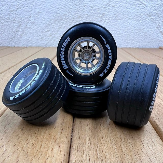 HYINUO Bridgestone F1 Rennwagen Radnabe Gummireifen Kit, Maßstab 1:24 - Bild 1