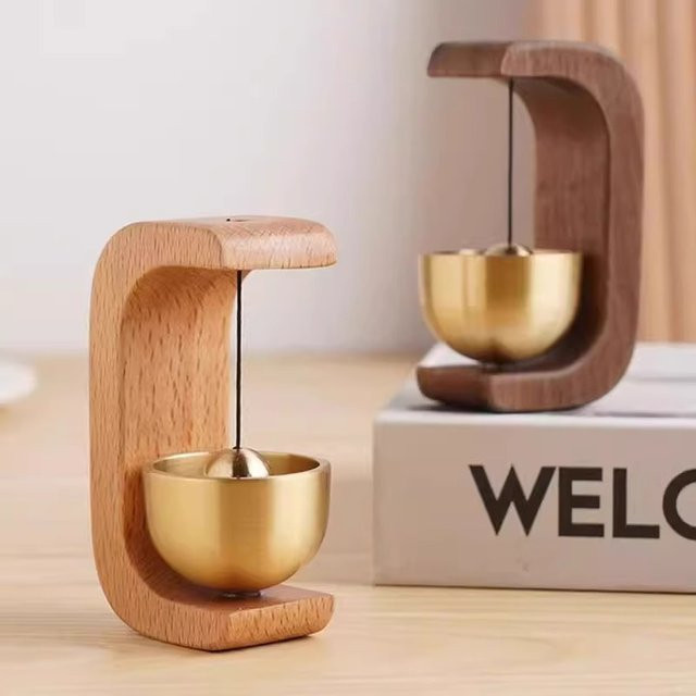 YUYU Eingangstürklingel als Windglocke aus Holz in Gold mit minimalistischem Design - Bild 1