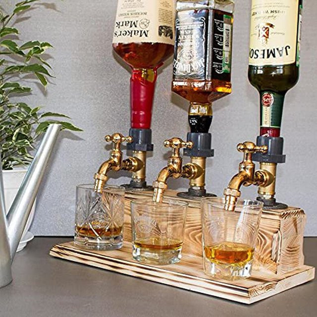 Rustikaler Whisky-Schnapsspender aus Holz in Braun in Wasserhahn-Form für Bar und Heimdekoration - Bild 1