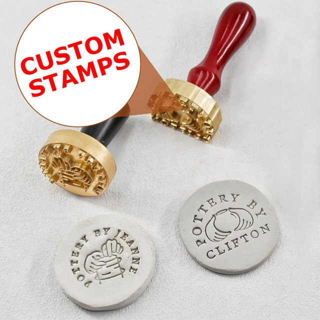Individueller Keramikstempel mit Holzgriff und Messingkopf in Gold und Braun zur Signatur von Ton - Bild 1