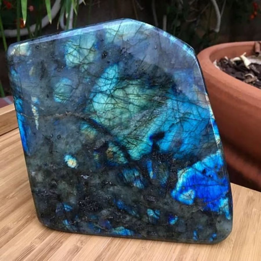 Hochwertiger Labradorit Edelstein in Blau von CrystalHola als polierte Freiform mit blauem Blitz - Bild 5