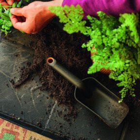 Fiskars Handschaufel Pflanzkelle mit extra hohem Rand aus Kunststoff für Balkon und Zimmerpflanzen - Bild 2