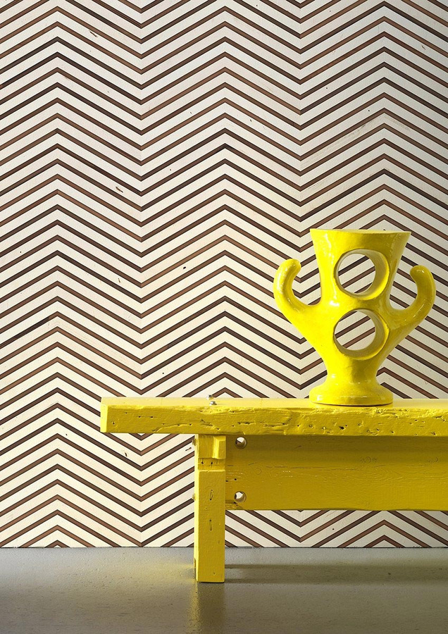 NLXL Tapete Timber Strips TIM-04 Scrapwood on Teak Chevron in Braun mit geometrischem Design und Vliesstruktur - Bild 1