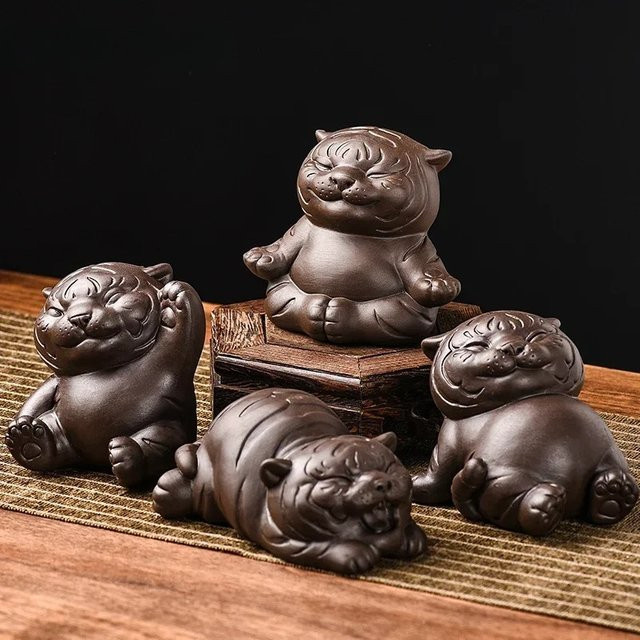 Handgemachte Tiger-Statue aus brauner Keramik als dekorative Tee-Figur im orientalischen Stil - Bild 1