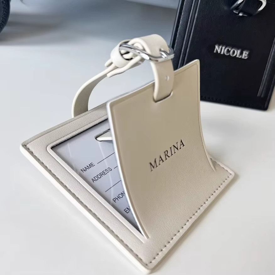 Personalisierter Gepäckanhänger von TRISJEM mit silbernem Hot Stamping in Weiß - Bild 2